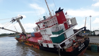 Nghiêng tàu hàng, 18 container rơi xuống sông Soài Rạp
