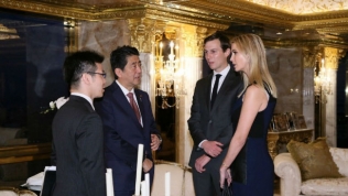 Vì sao con rể và con gái Trump xuất hiện trong cuộc hội đàm kín với Thủ tướng Nhật Bản?