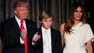 Vợ và con trai 10 tuổi của Trump sẽ không chuyển vào Nhà Trắng