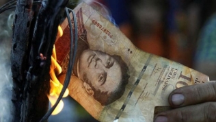 Venezuela hoãn đổi tiền:  Dân phá ngân hàng, đốt tờ 100 bolivar
