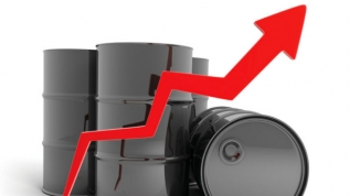 Dự trữ dầu Mỹ giảm sâu, giá dầu tăng vọt 5%