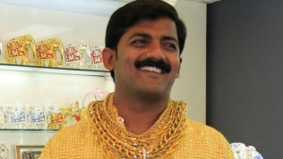 Đại gia Ấn Độ sở hữu sơ mi bằng vàng ròng bị 12 người đánh tử vong