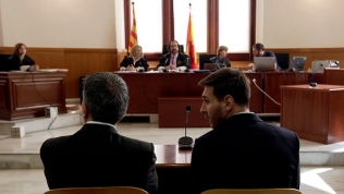 Messi bị tuyên án 21 tháng tù vì trốn thuế