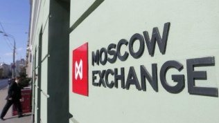 Thị trường chứng khoán Moskva chuẩn bị kinh doanh bằng tiền Việt