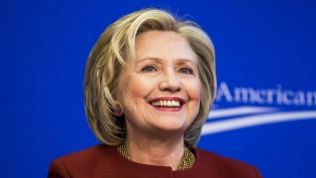 Hillary Clinton từng bị đuổi việc khi còn làm nhân viên đóng hộp cá hồi