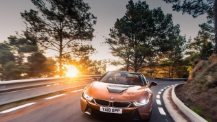 BMW i8 Roadster có giá bán cao ngất ngưởng tại thị trường Anh quốc