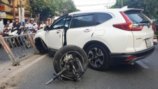 Honda CR-V ‘rụng bánh’ sau cú tông mạnh vào dải phân cách
