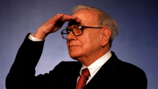 Hành động trái chiều của Warren Buffett trong 2 cuộc khủng hoảng gần đây