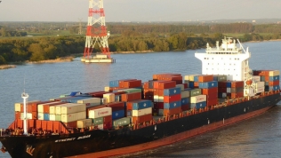Tàu Synergy Busan tải trọng trên 50.000 tấn cập cảng container quốc tế Cái Lân