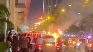 Đang chạy trên phố Hà Nội, Hyundai Santa Fe bất ngờ bốc cháy dữ dội