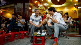 Khoảnh khắc Thủ tướng Canada ngồi uống cà phê vỉa hè Sài Gòn