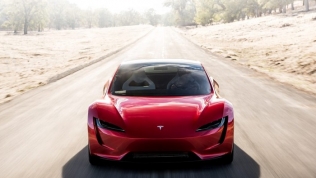 Cận cảnh xe điện Tesla Roadster tăng tốc như máy bay phản lực