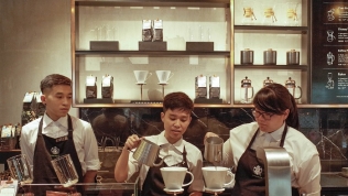 Starbucks Việt Nam kỷ niệm 5 năm và khai trương cửa hàng đầu tiên tại Đà Nẵng