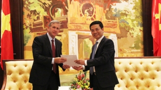 Bộ trưởng Nguyễn Mạnh Hùng muốn Qualcomm có chính sách riêng cho doanh nghiệp Việt