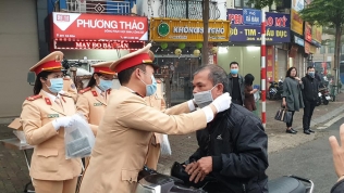 CSGT Hà Nội phát khẩu trang miễn phí cho người dân để phòng dịch do virus corona