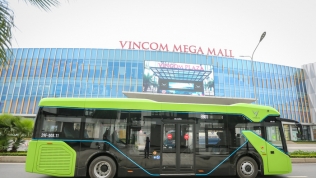 Ảnh: Cận cảnh xe buýt điện của Vingroup vừa lăn bánh tại Hà Nội