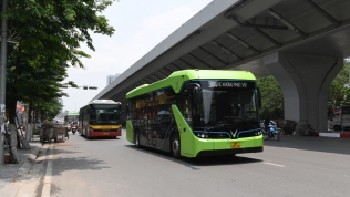 Xe buýt điện của Vingroup bất ngờ lăn bánh trong nội đô Hà Nội