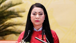 Bà Hoàng Thị Thúy Lan: Từ giáo viên thành Bí thư Tỉnh uỷ, con gái tuổi 30 làm Phó GĐ Sở