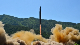 Triều Tiên phóng tên lửa 'ôm trọn thế giới', giá vàng, chứng khoán tăng hay giảm?