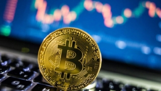 Giá Bitcoin tiến sát ngưỡng 62.000 USD lần đầu trong 6 tháng, tương lai Bitcoin ETF rộng mở