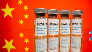 Vaccine do Trung Quốc sản xuất trở thành tấm vé để vào đại lục