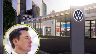 Elon Musk mất 8 tỷ USD khi Volkswagen đặt mục tiêu 'lật đổ' Tesla trong 2025