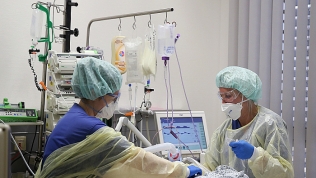Đức: Hơn 50% số bệnh nhân COVID-19 thở máy không thể qua khỏi