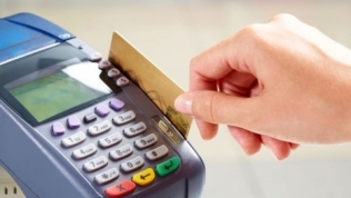 Thẻ từ ATM dễ bị làm giả, chuyển đổi tốn kém
