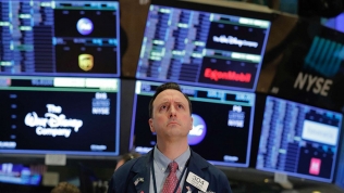 Fed báo tín hiệu đợt tăng lãi suất, chứng khoán Mỹ lập tức phản ứng xấu