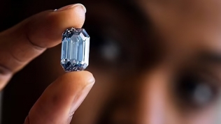 Viên kim cương xanh lớn nhất thế giới được đại gia ẩn danh mua với giá 57,5 triệu USD