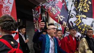 Chính phủ Nhật Bản tung chiến dịch khuyến khích giới trẻ uống rượu