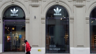 Adidas dính cáo buộc trốn thuế lớn tại Nga