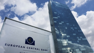Ngân hàng Trung ương châu Âu nâng lãi suất chưa từng có để chống lạm phát