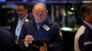 Cú sốc trên Phố Wall: Dow Jones giảm hơn 300 điểm