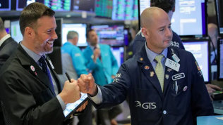 Ngày vui Phố Wall: Dow Jones tăng vọt 700 điểm, Nasdaq nối dài chuỗi chiến thắng