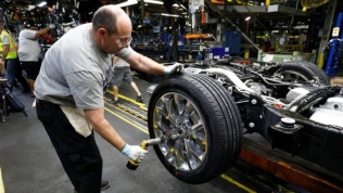 Ford, Fiat Chrysler lên kế hoạch mở cửa lại nhà máy vào tháng 4