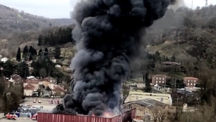 Pháp: Cháy nhà máy tái chế, 900 tấn pin lithium ‘bốc hơi’