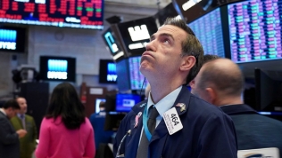 Dow Jones giảm sốc hơn 1.800 điểm khi nỗi lo tái bùng phát Covid-19 dâng cao