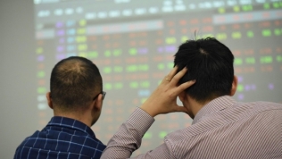 Cổ phiếu ngân hàng 'đối đầu' cổ phiếu bán lẻ trong ngày VN-Index giảm nhẹ