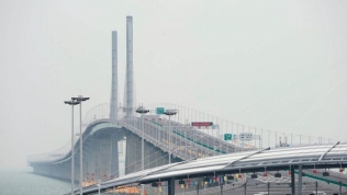 ‘Cầu vượt biển nối Hong Kong-Chu Hải-Macau giống như dây rốn gắn vào đất mẹ’