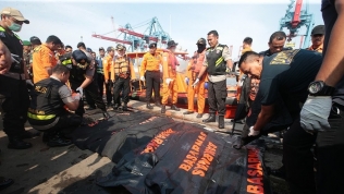 Rơi máy bay ở Indonesia: Đã trục vớt được 6 thi thể đầu tiên