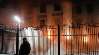 Đại sứ quán tại Ukraine bị tấn công, Nga cảnh báo đanh thép