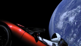 Siêu xe điện Tesla Roadster được ‘du hành vũ trụ’