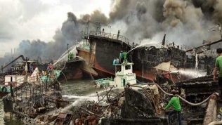 Cháy lớn tại Indonesia, 39 tàu chở hàng bị 'bà hỏa' thiêu rụi