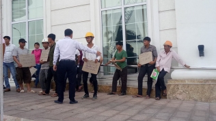 Hàng chục công nhân tập trung trước khách sạn 'dát vàng' đòi tiền
