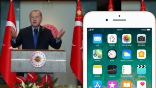 Dân Thổ Nhĩ Kỳ đập nát iPhone, đổ nước Coca-Cola vào bồn cầu để phản đối Mỹ