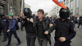 Nga: Hơn 800 người bị bắt giữ vì biểu tình phản đối tăng tuổi về hưu