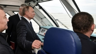 Thế giới tuần qua: Nga khánh thành cầu đường sắt dài chất châu Âu,  máy bay chở 100 người rơi ở Kazakhstan