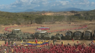 Khủng hoảng Venezuela: Tổng thống Maduro thị sát cuộc tập trận lớn chưa từng có