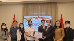 Chính phủ trao tặng 1500 khẩu trang cho cộng đồng người Việt tại Tây Ban Nha